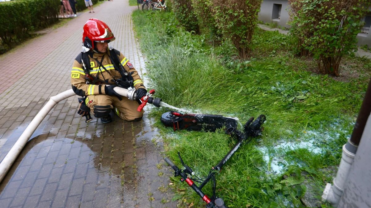 Strażacy uratowali mieszkanie. Hulajnoga przyczyną pożaru