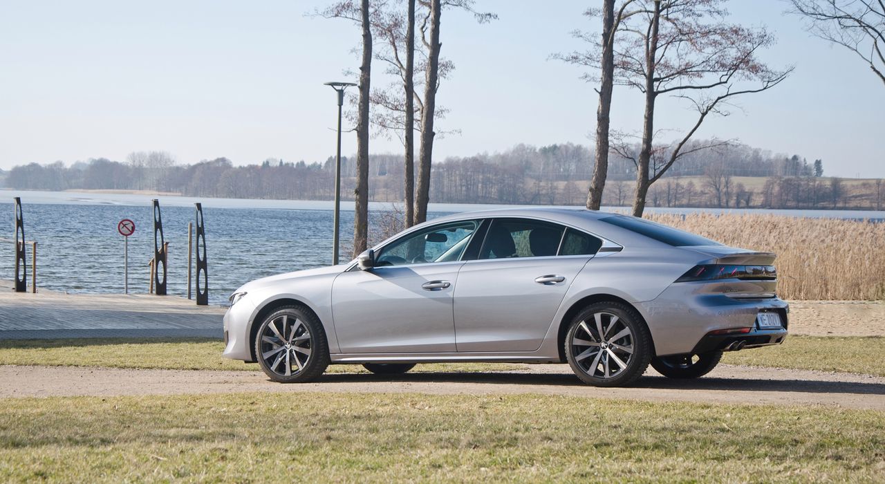 Elegancka linia nadwozia sedana, ale w praktyce to pięciodrzwiowy liftback