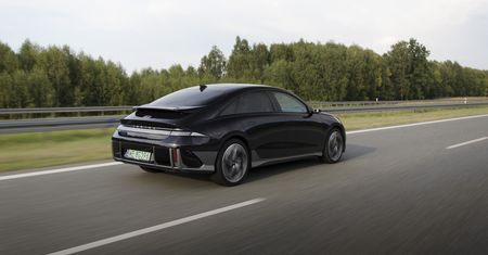 Test: Hyundai Ioniq 6 mógłby być środkiem karnym dla piratów drogowych. Nie da się nim normalnie jeździć