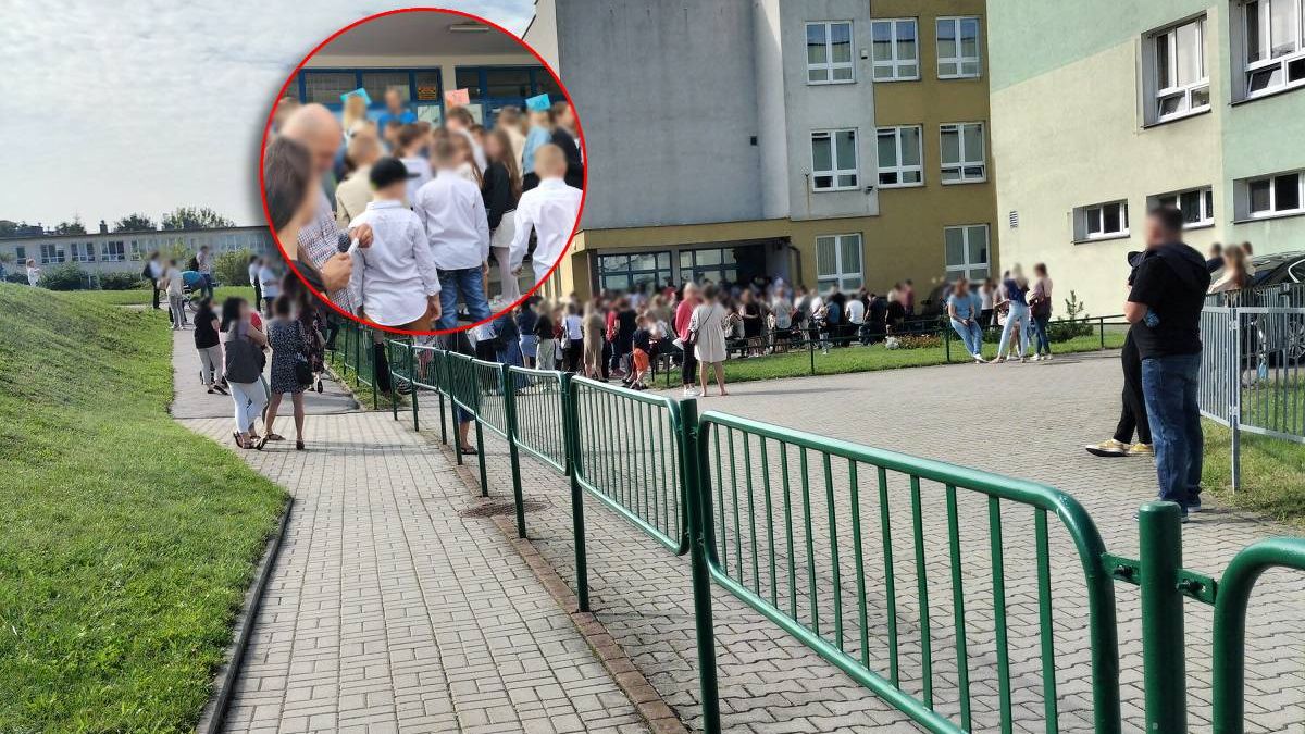Rodzice oczekujący przed Szkołą Podstawową nr 30 w Lublinie