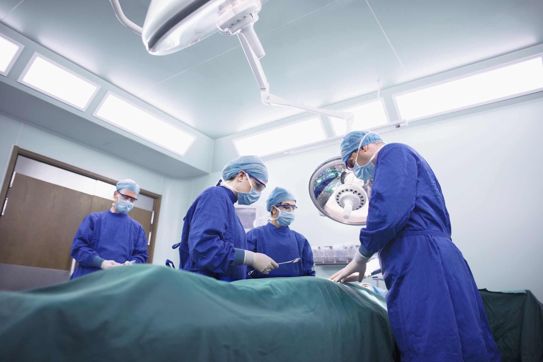 Skalpele, wiertła i inne przedmioty pozostały w ciałach co najmniej 291 pacjentów operowanych w Wielkiej Brytanii w latach 2021-2022