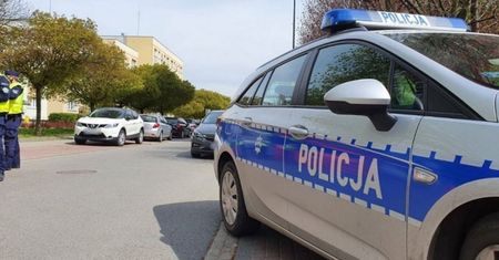 Łyse. Zobaczył go wiszącego na płocie. Chwycił za telefon