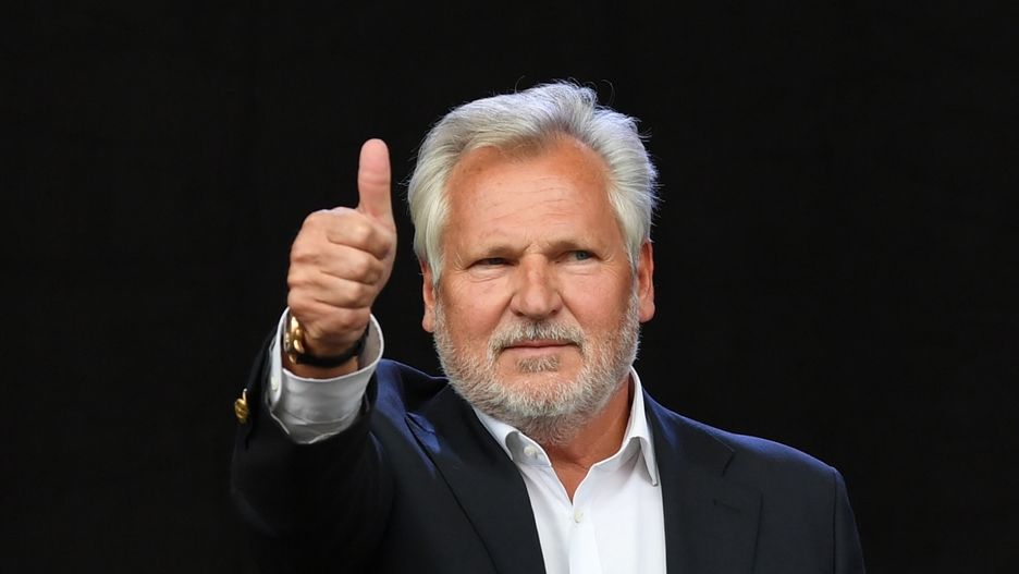 Aleksander Kwaśniewski o szczepieniach poza kolejką: coś w tym systemie zgrzyta