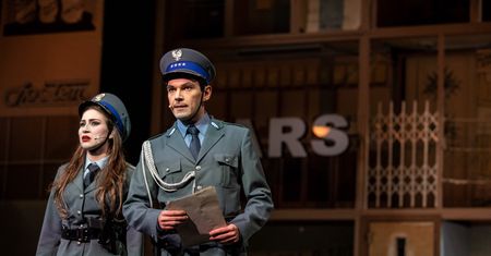 "Kapitan Żbik i żółty saturator" w Teatrze Syrena. James Bond z Peweksu daje radę [RECENZJA]