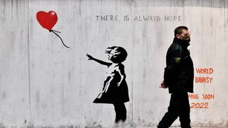 Przez lata UKRYWAŁ swoją tożsamość. Odkryto, kto kryje się pod pseudonimem Banksy? Reuters przedstawia dowody