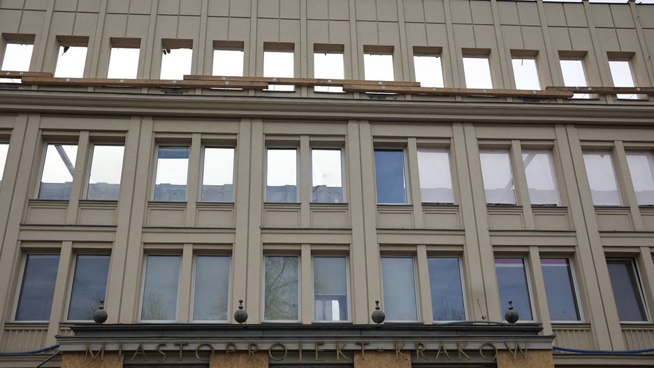 Przez okna najwyższych kondygnacji gmachu - w efekcie prac rozbiórkowych - obecnie widać niebo