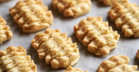 Babcia zawsze dodaje do ciasteczek. Nie zmieniają smaku, a są sto razy bardziej kruche