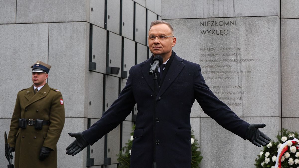 Andrzej Duda
Pawe� Supernak
cmentarz wojskowy, kwatera "�", kwiaty, ��czka, Narodowy Dzie� Pami�ci �o�nierzy Wykl�tych, pami��, polityk, polityka, pow�zki, wieniec, wie�ce, z�o�enie, �o�nierze wykl�ci