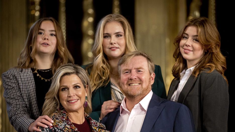 Royal family photo session in Amsterdam
epa10286102 (L-R) Dutch Princess Ariane, Queen Maxima, Princess Amalia, King Willem-Alexander and Princess Alexia pose during the photo session in the Nieuwe Kerk in Amsterdam, The Netherlands, The Netherlands, 04 November 2022.  EPA/Koen van Weel 
Dostawca: PAP/EPA.
