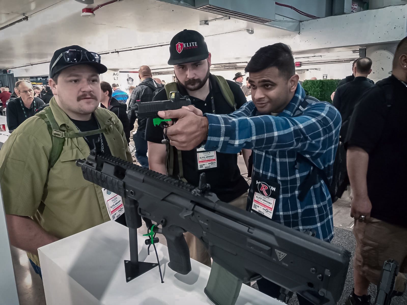 Karabinek Grot w wersji bezkolbowej na wystawie podczas targów Shot Show 2024.