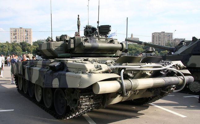 Czołg T-90 z doczepioną z tyłu, drewnianą belką