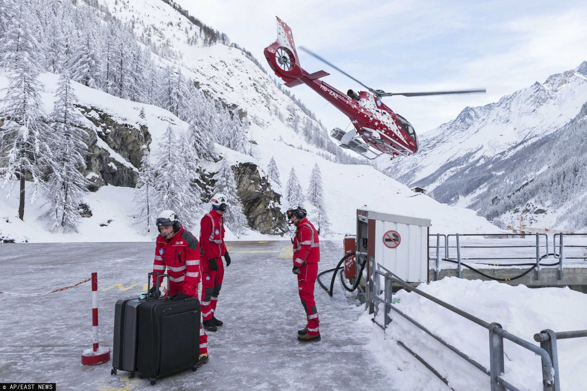 Pogoda. Polscy narciarze i wielu turystów są od trzech dni odcięci w Zermatt w Szwajcarii. Na fot. identyczna akcja z 2018 roku