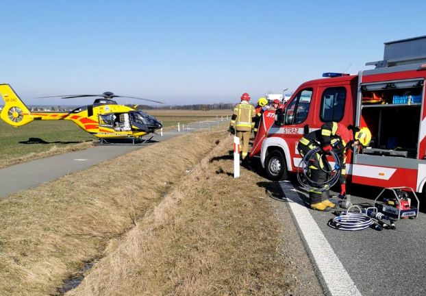 Helikopter i wóz strażacki na miejscu wypadku