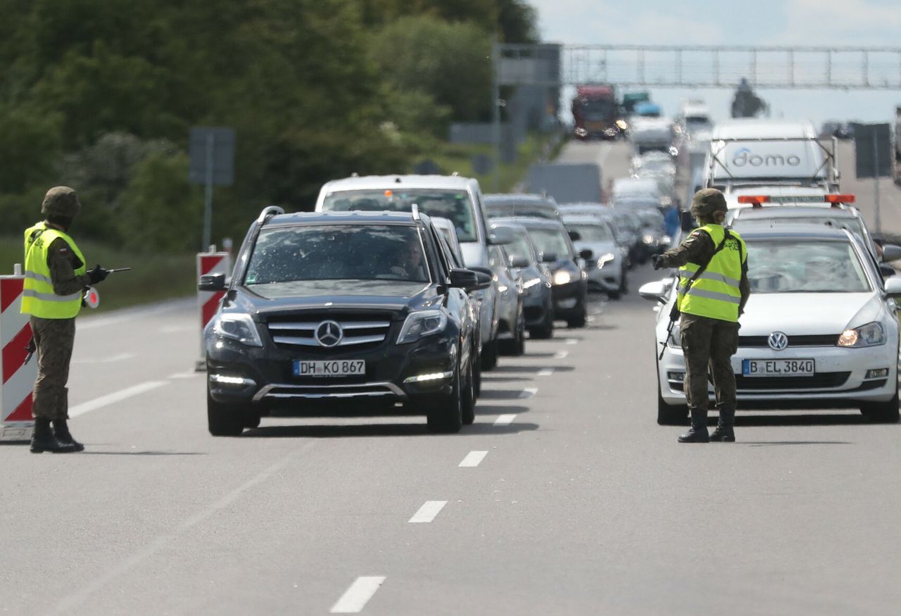 Polsko-niemiecka granica niedaleko Kołbaskowa. Tymczasowa kontrola graniczna