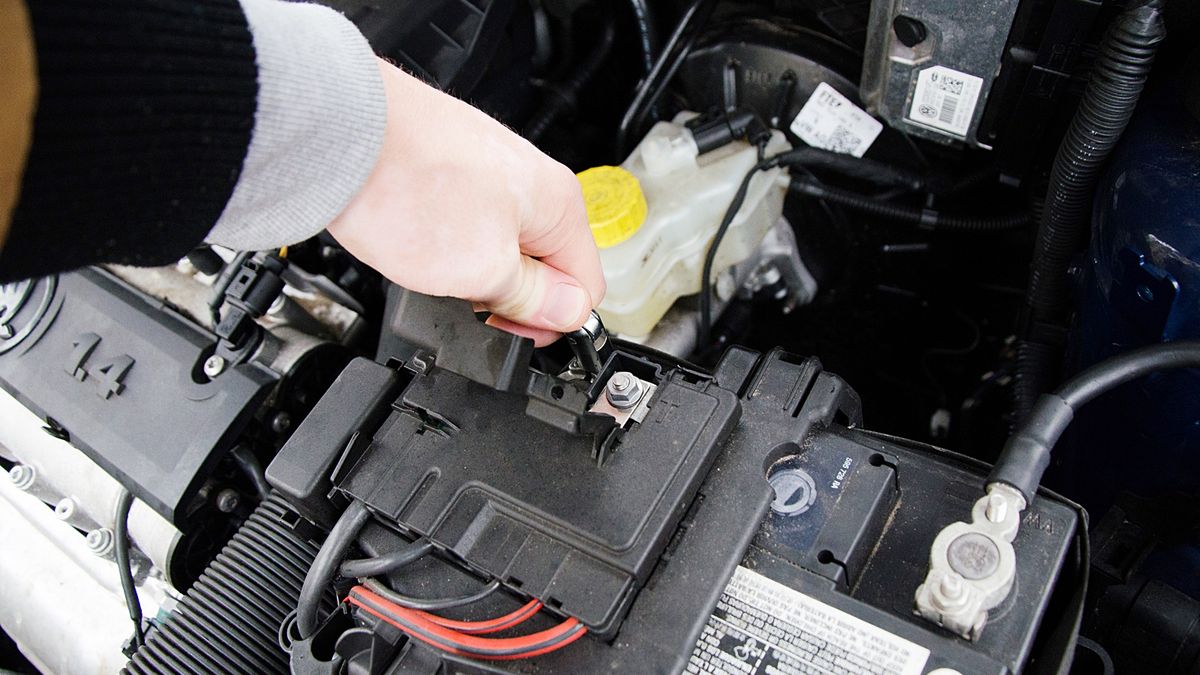 Kolejność podłączania i odłączania klem akumulatora nie ma znaczenia, jeśli nie popełnimy żadnego błędy. Jest raczej zasadą bezpieczeństwa.