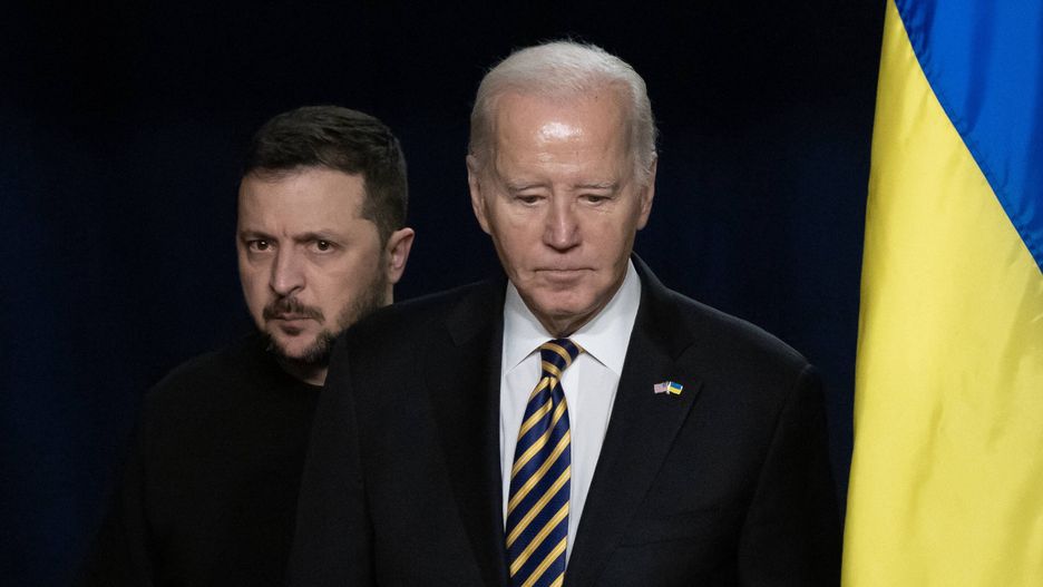 US President Joe Biden hosts Ukrainian President Volodymyr Zelensky
epa11025624 US President Joe Biden (R) and Ukrainian President Volodymyr Zelensky (L) enter the room to hold a joint news conference in the Indian Treaty Room of the Eisenhower Executive Office Building, on the White House complex in Washington, DC, USA, 12 December 2023. Ukrainian President Zelensky is in Washington to meet with members of Congress at the US Capitol and US President Joe Biden at the White House to make a last-ditch effort to convince the US Congress for further military aid before the holiday recess. Republicans want concessions from Democrats on border security in order to support aid to Ukraine.  EPA/MICHAEL REYNOLDS 
Dostawca: PAP/EPA.
MICHAEL REYNOLDS