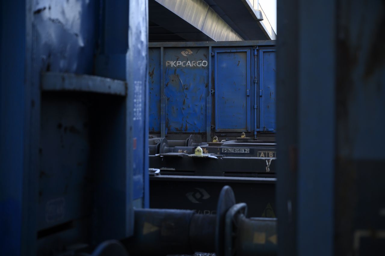 Port Polska. Kolej che wozić kruszywa na budowę