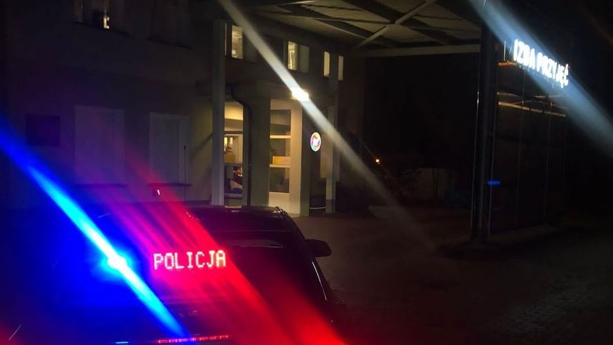 Połknęła proszek do prania. Policjanci eskortowali półtoraroczną dziewczynkę do szpitala