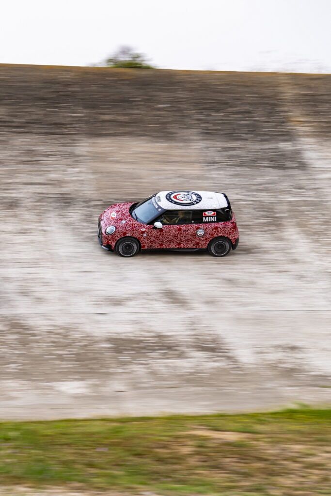 Mini JCW E w kamuflażu
