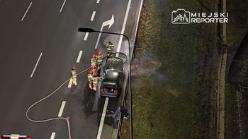 Zielonka: Spod maski dym i płomienie czyli pożar auta na trasie S8. Akcja straży pożarnej