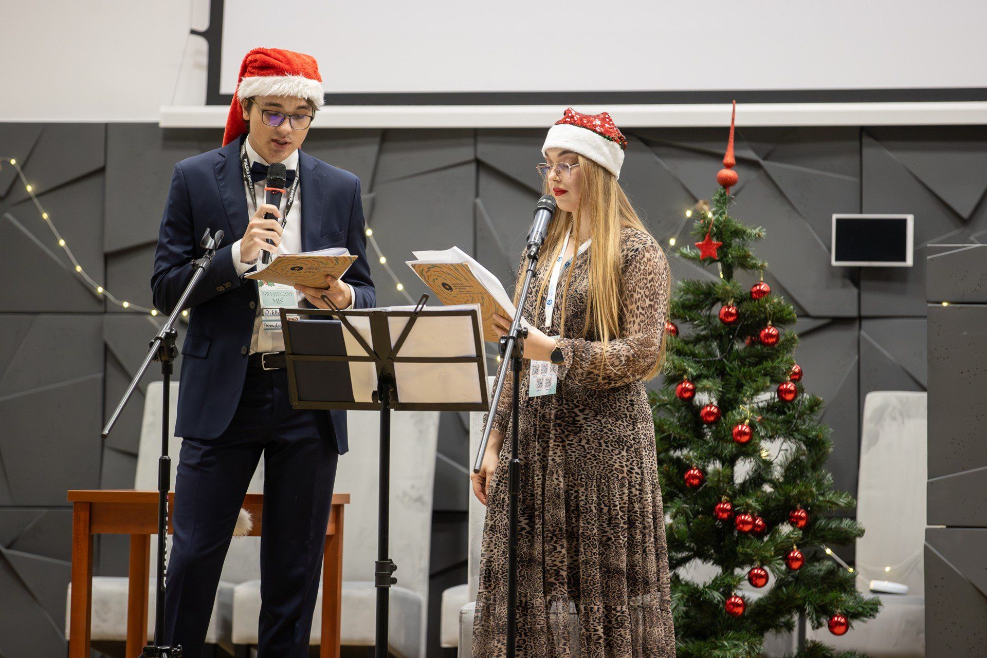 Podczas koncertu zbierano fundusze na zakup prezentów świątecznych dla pacjentów Oddziału Alergologii i Gastroenterologii Dziecięcej Szpitala Uniwersyteckiego nr 1 im. dr Antoniego Jurasza w Bydgoszczy oraz podopiecznych Domu Pomocy Społecznej &#34;Promień Życia&#34; w Bydgoszczy.