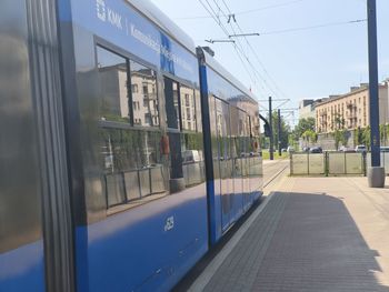 Tramwaj musiał gwałtownie hamować na Al. Pokoju w Krakowie. Ranna pasażerka