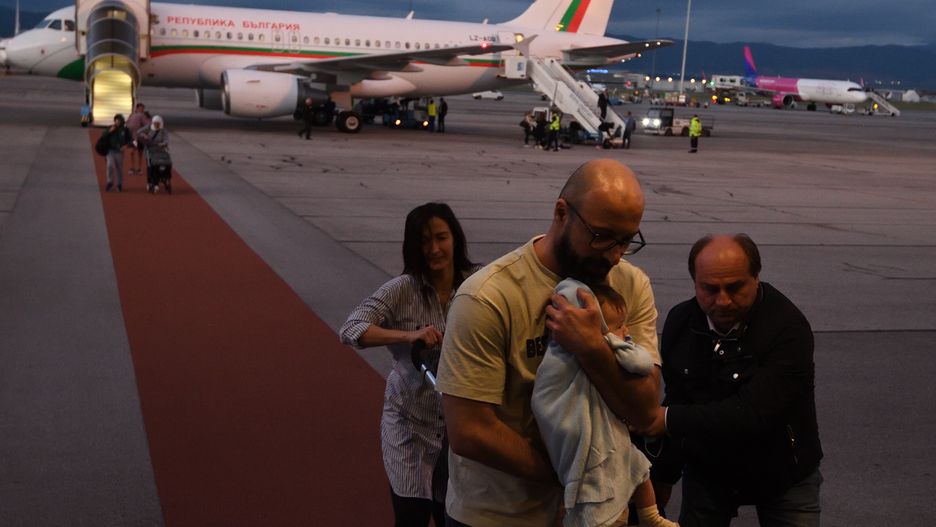 epaselect epa11634147 People arrive onboard a government plane after their evacuation from Beirut, at Sofia's Airport, Bulgaria, 30 September 2024. About 89 Bulgarians evacuated from Beirut, Lebanon, arrived in Sofia after Israel launched military strikes against Lebanon's Hezbollah targets. EPA/VASSIL DONEV Dostawca: PAP/EPA.