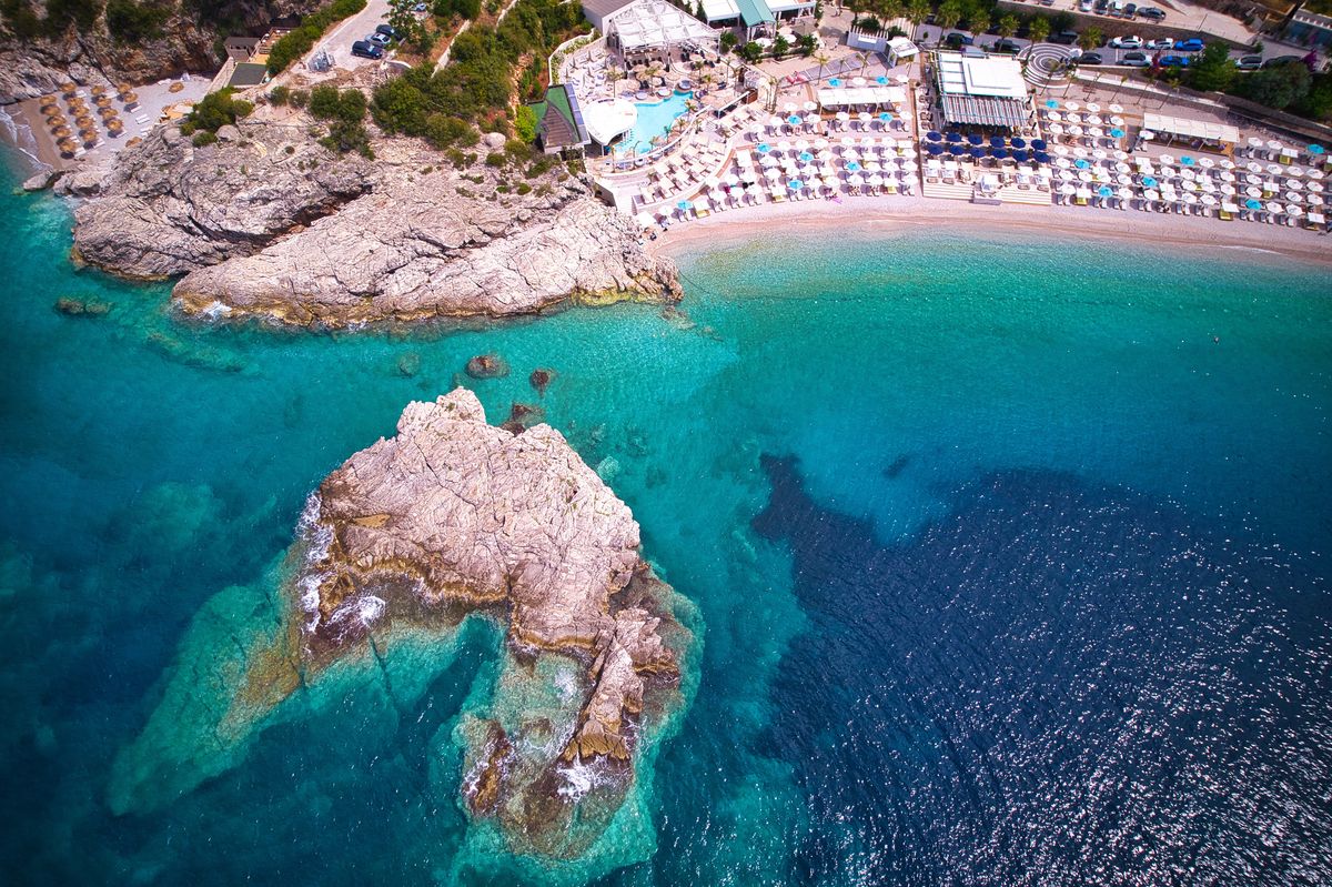 Albania kusi plażami - na zdjęciu plaża w Jale