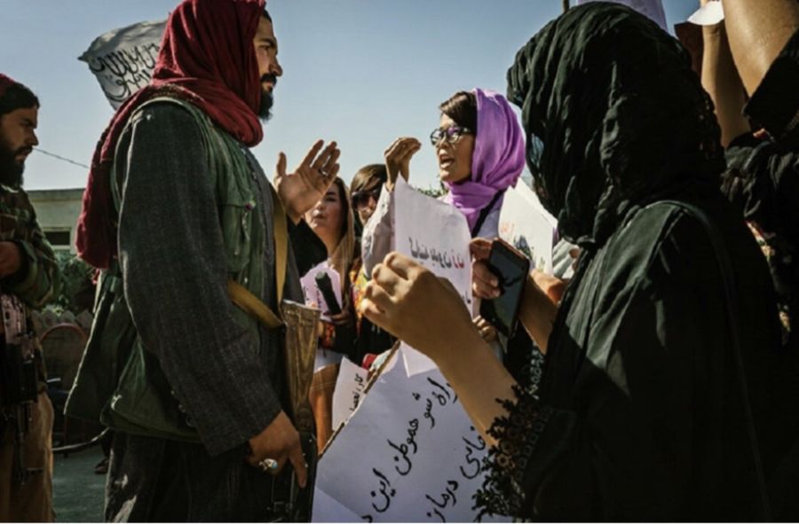 Kobiety w Afganistanie protestują przeciwko prawom wprowadzanym przez talibów. 