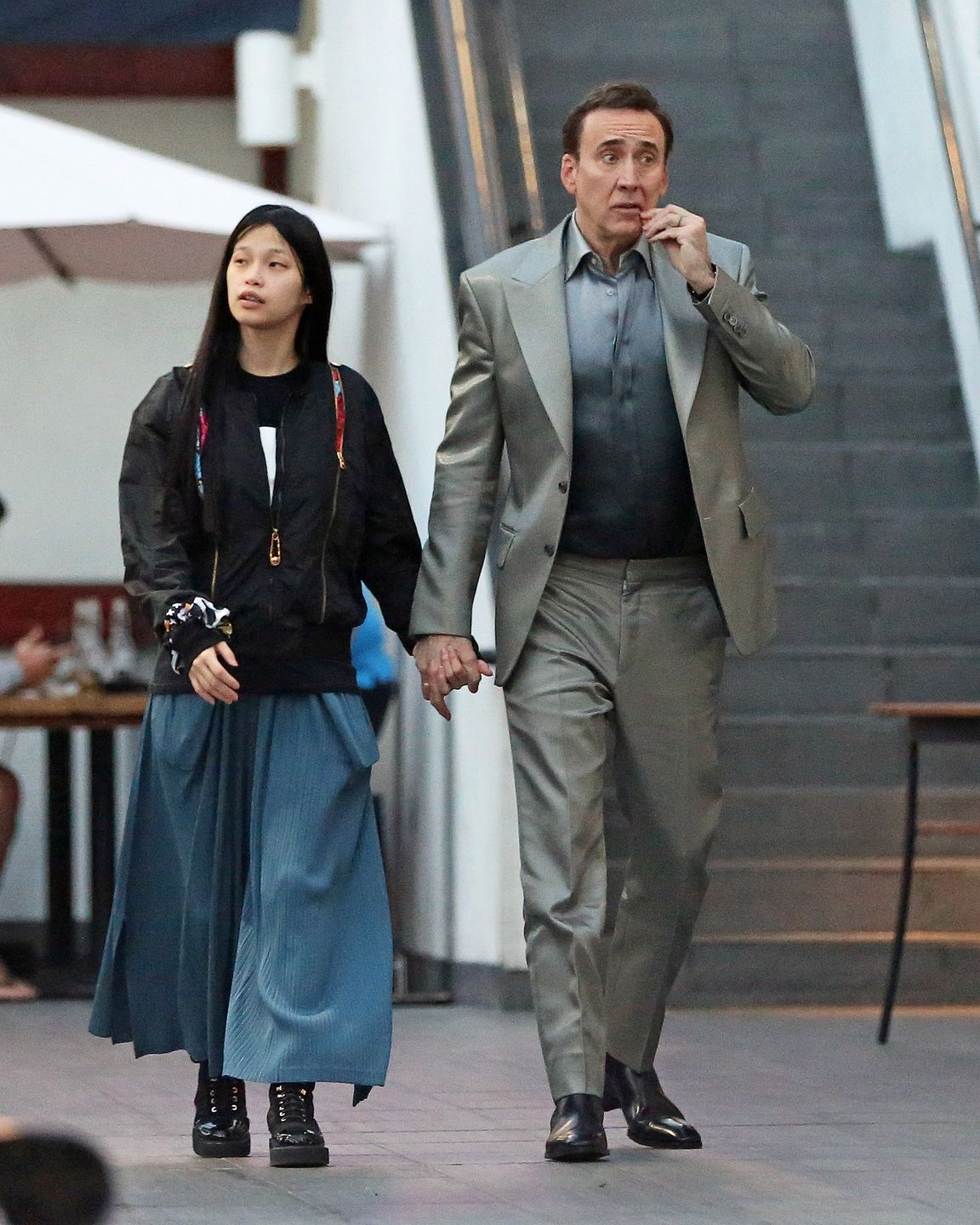 Nicolas Cage opuszcza restaurację z młodszą o trzy dekady żoną u boku