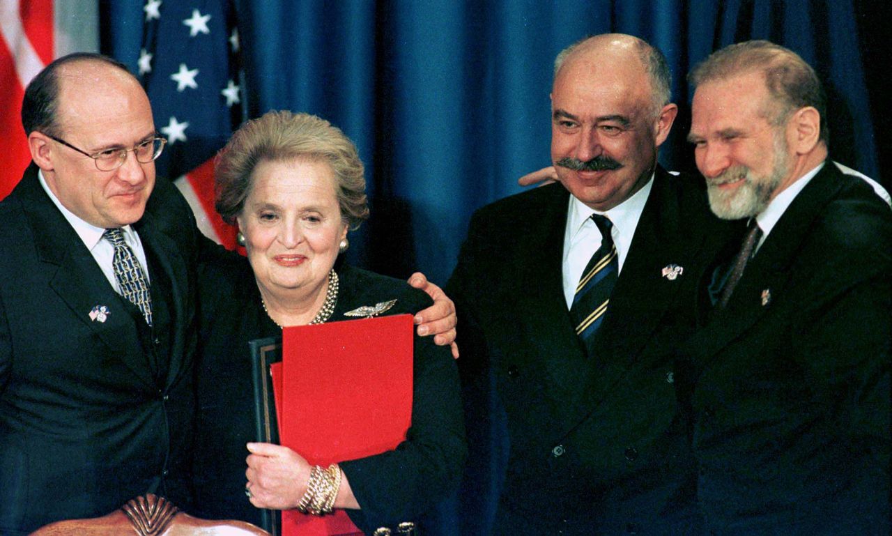Sekretarz Stanu Madeleine Albright z Ministrami Spraw Zagranicznych Republiki Czeskiej, Węgier i Polski podczas ceremonii podpisywania protokołów akcesyjnych w Independence w Stanie Missouri, 12 marca 1999 roku