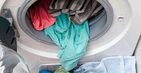 Pralka nie dopiera ubrań? Koniecznie sprawdź to w pierwszej kolejności