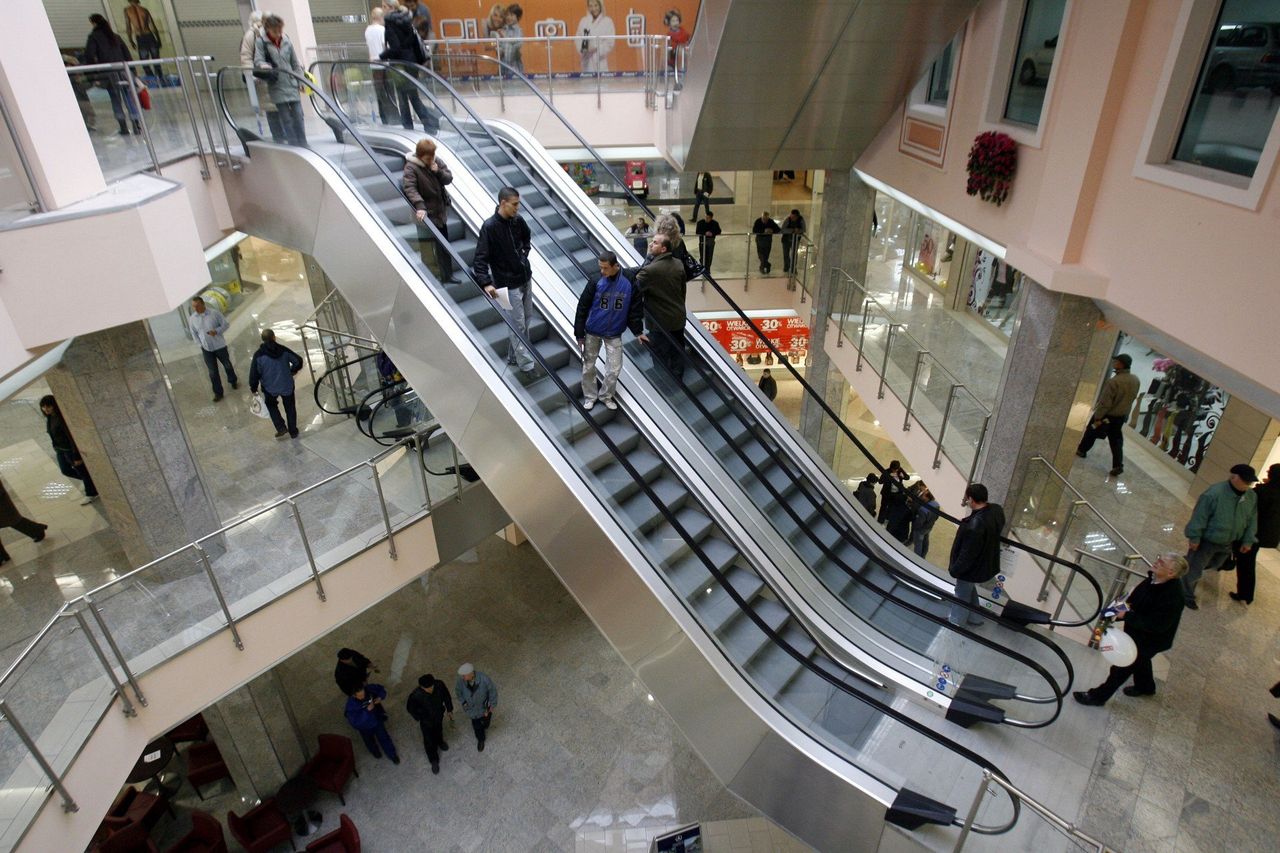 Miały świecić pustkami, a znów przyciągają tłumy. Fenomen polskich galerii handlowych