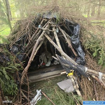 Rudna: Od dwóch lat mieszkał w leśnym szałasie. Podczas interwencji rzucił nożem w policjantów