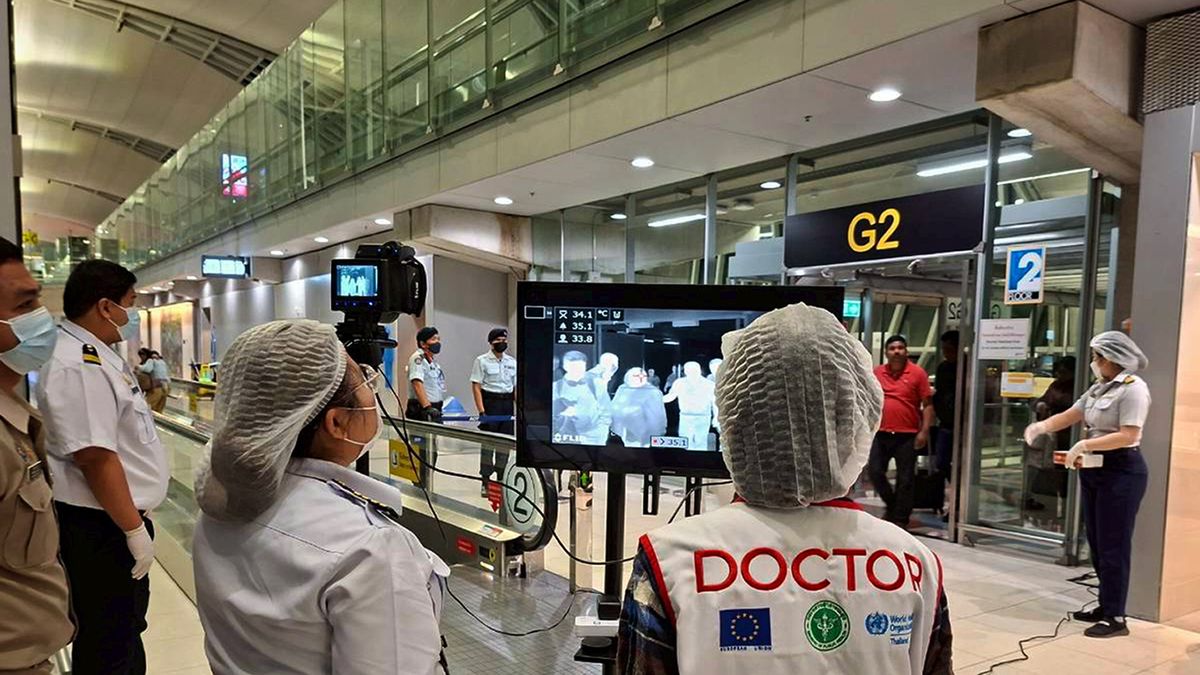 A handout photo released by Suvarnabhumi Airport shows Thai health officials wearing protective masks monitoring passengers from international flights arriving at Suvarnabhumi Airport, Samut Prakan province, Thailand, 25 January 2026. Thailand?s international disease control checkpoints at Suvarnabhumi and Don Mueang International Airports began implementing health screening measures for flights arriving from West Bengal, India, to monitor and prevent Nipah virus infection. The measures started on 25 January 2026, following reports of a Nipah virus outbreak in the area. EPA/THE SUVARNABHUMI AIRPORT OFFICE HANDOUT HANDOUT HANDOUT EDITORIAL USE ONLY/NO SALESHANDOUT EDITORIAL USE ONLY/NO SALES Dostawca: PAP/EPA.