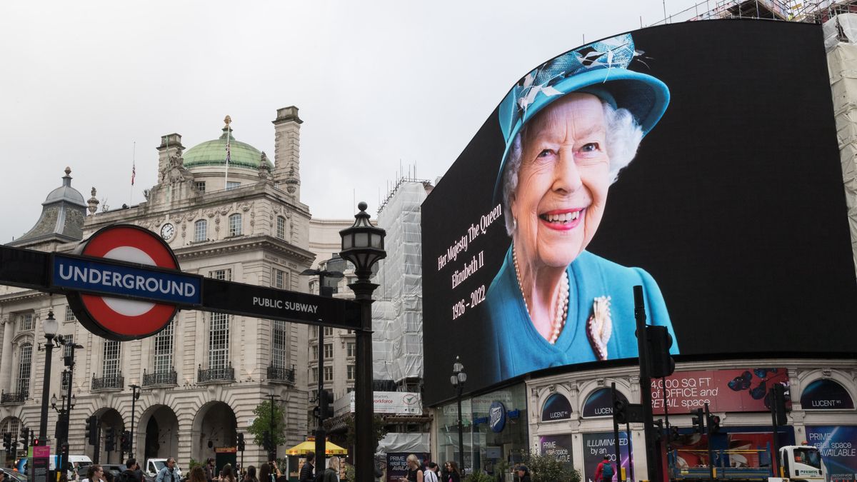 LONDON, UNITED KINGDOM - SEPTEMBER 09: A tribute to Queen Elizabeth II is displayed on the large screen in Piccadilly Circus on the first day of national mourning following her death, in London, United Kingdom on September 09, 2022. Buckingham Palace has announced yesterday that Queen Elizabeth II has died peacefully at the age of 96 at Balmoral Castle after 70 years on the throne. (Photo by Wiktor Szymanowicz/Anadolu Agency via Getty Images)