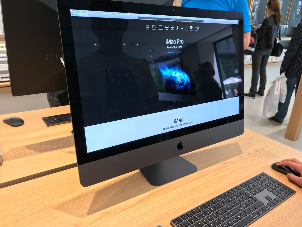 iMac Pro na charakterystycznym dla sklepów firmowych Apple stole.