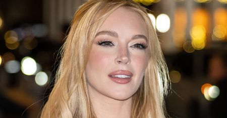Lindsay Lohan zachwyca w mini. Włożyła kreację vintage od Chanel