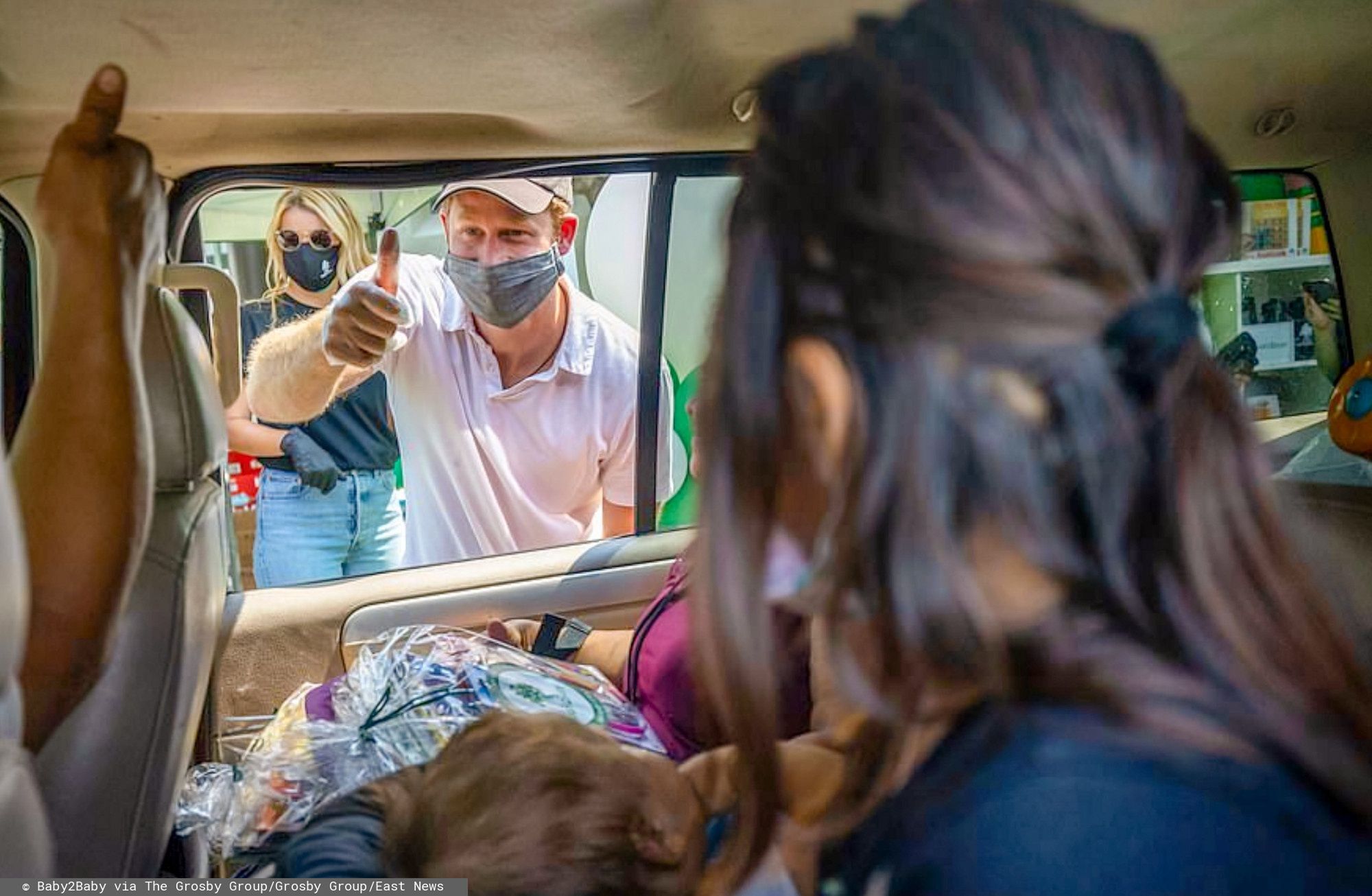 Książę Harry i Meghan Markle jako wolontariusze akcji Baby2Baby