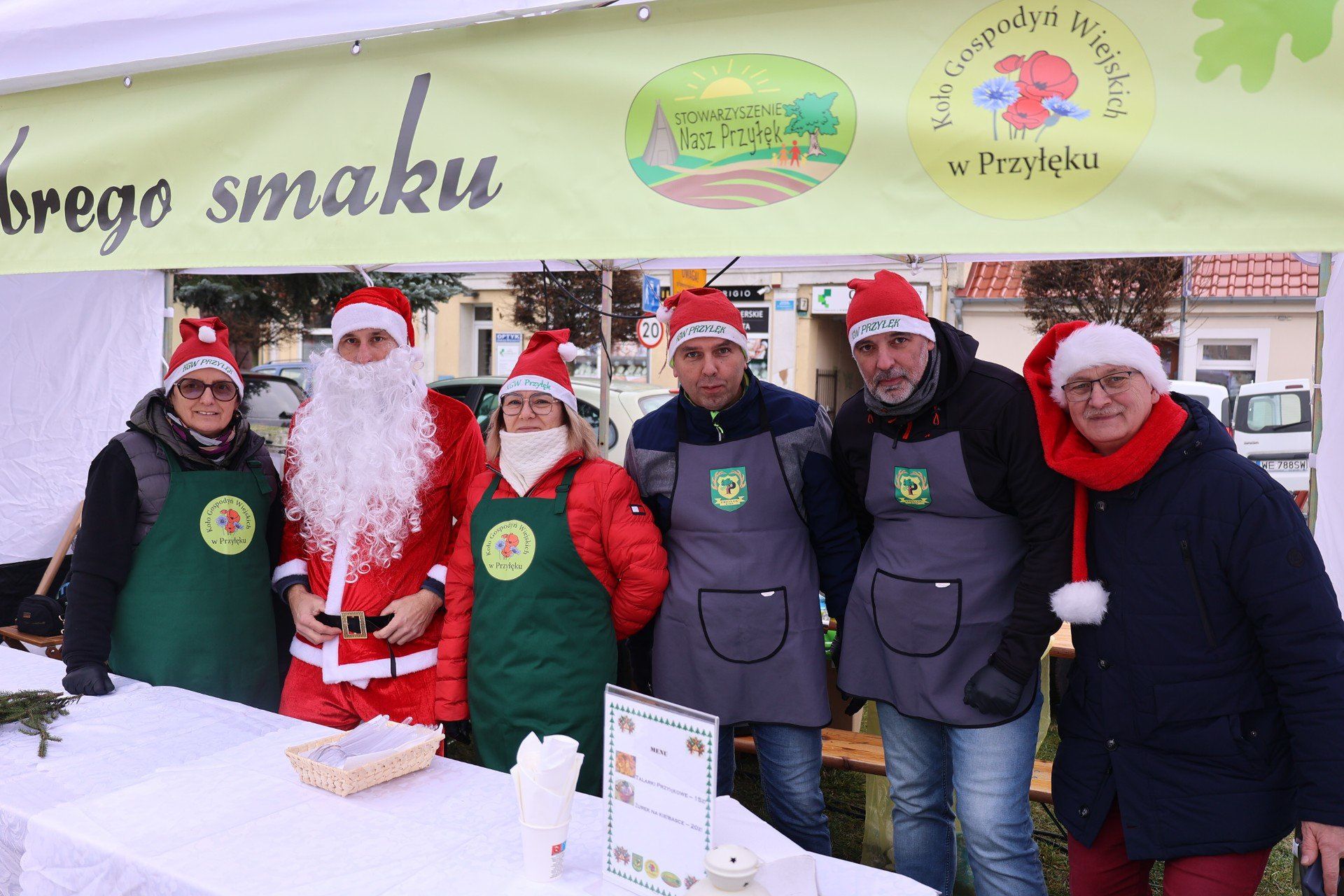 Koła Gospodyń Wiejskich serwują pierogi, barszcz i tradycyjne potrawy