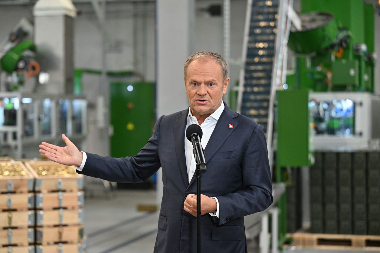 Tusk w fabryce amunicji. "Milion pocisków dziennie"