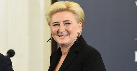 Agata Duda WKRACZA na afrykańską ziemię u boku męża w RÓŻOWYM zestawie. Dobry wybór? (FOTO)