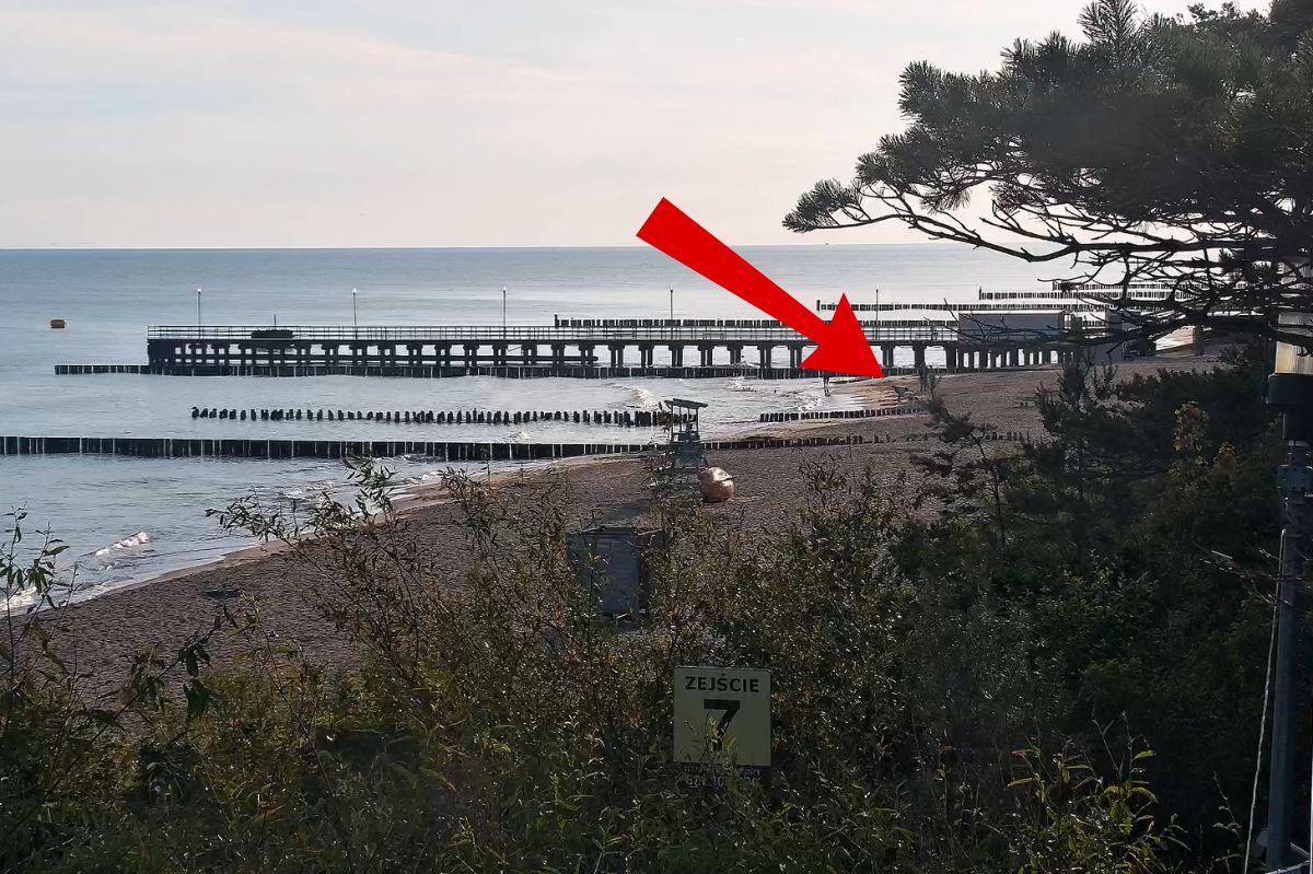 Niedziela, 6:30. Sytuacja na plaży w Ustroniu Morskim