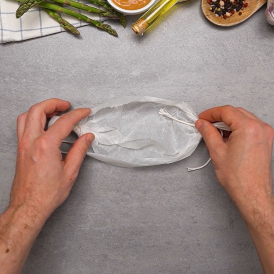 To build little boats, I use baking paper and string.