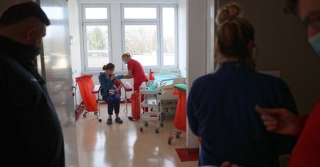 Szczepienia. We Wrocławiu już szczepią. "To szansa na powrót do normalności"