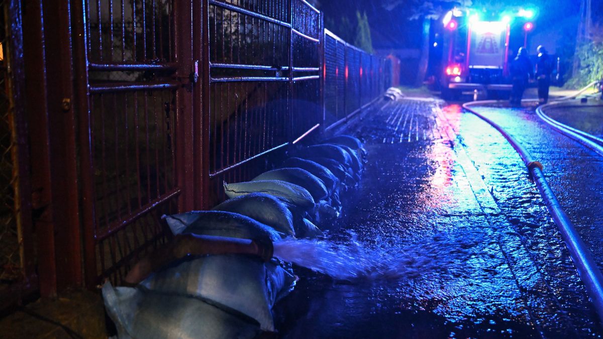 Ulewy na Pomorzu. Woda zalewa drogi, wdziera się do domów 