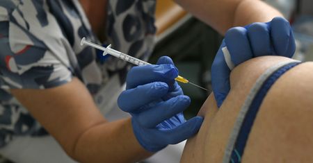 Trzecia dawka szczepienia. Resort zdrowia wydłuży ważność certyfikatów covidowych