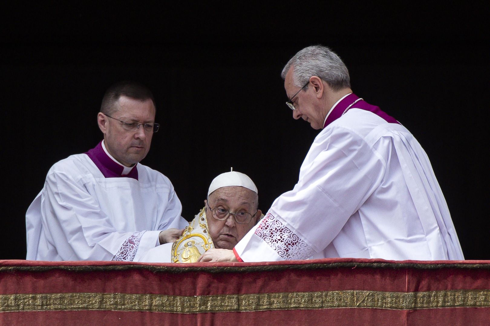 Holy Mass Easter Sunday and Urbi et Orbi Blessing in Vatican
epa12042480 Pope Francis during the Urbi et Orbi blessing following the Easter Mass in Saint Peter's Square, in Vatican City, 20 April 2025.  EPA/ANGELO CARCONI 
Dostawca: PAP/EPA.
ANGELO CARCONI
easter, holy week, mass, Christianity, Catholicism
