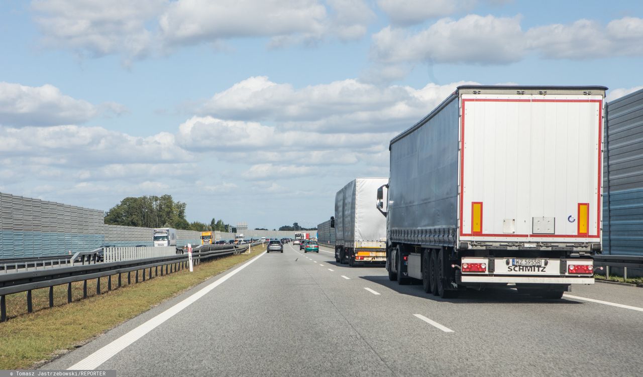 Wielkopolskie. Wypadek na A2. Przewróciła się ciężarówka i zablokowała ruch na trasie