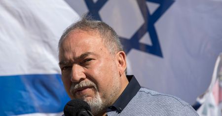 Izrael: Minister obrony narodowej podał się do dymisji. Koalicja rządowa osłabiona